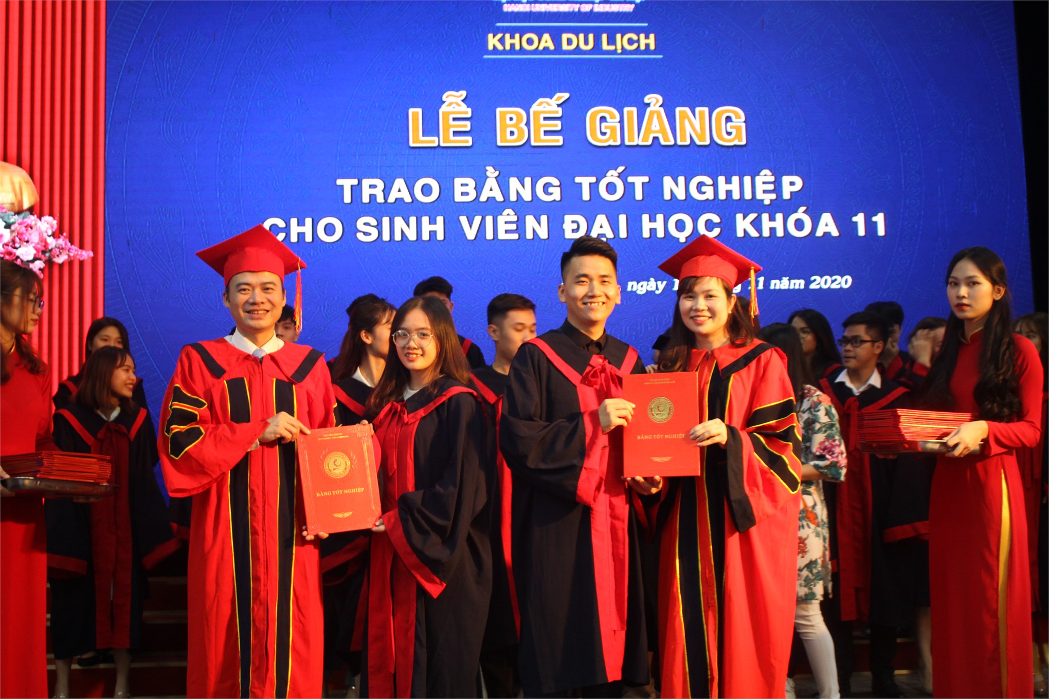 Lễ bế giảng, trao bằng tốt nghiệp hệ Đại học ngành Việt Nam học và chuyên ngành QTKD Du lịch Khóa 11