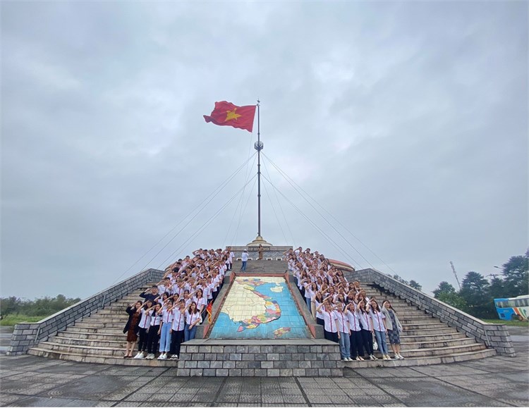 Sinh viên Đại học Du lịch Khóa 13 với Hành trình di sản miền Trung