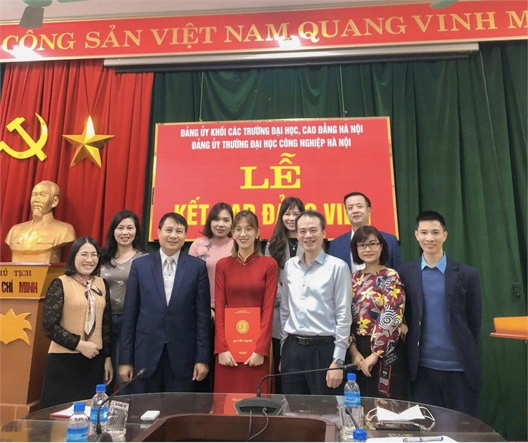 Chi bộ Khoa Du lịch tổ chức lễ kết nạp đảng mới cho sinh viên Nguyễn Thu Phương